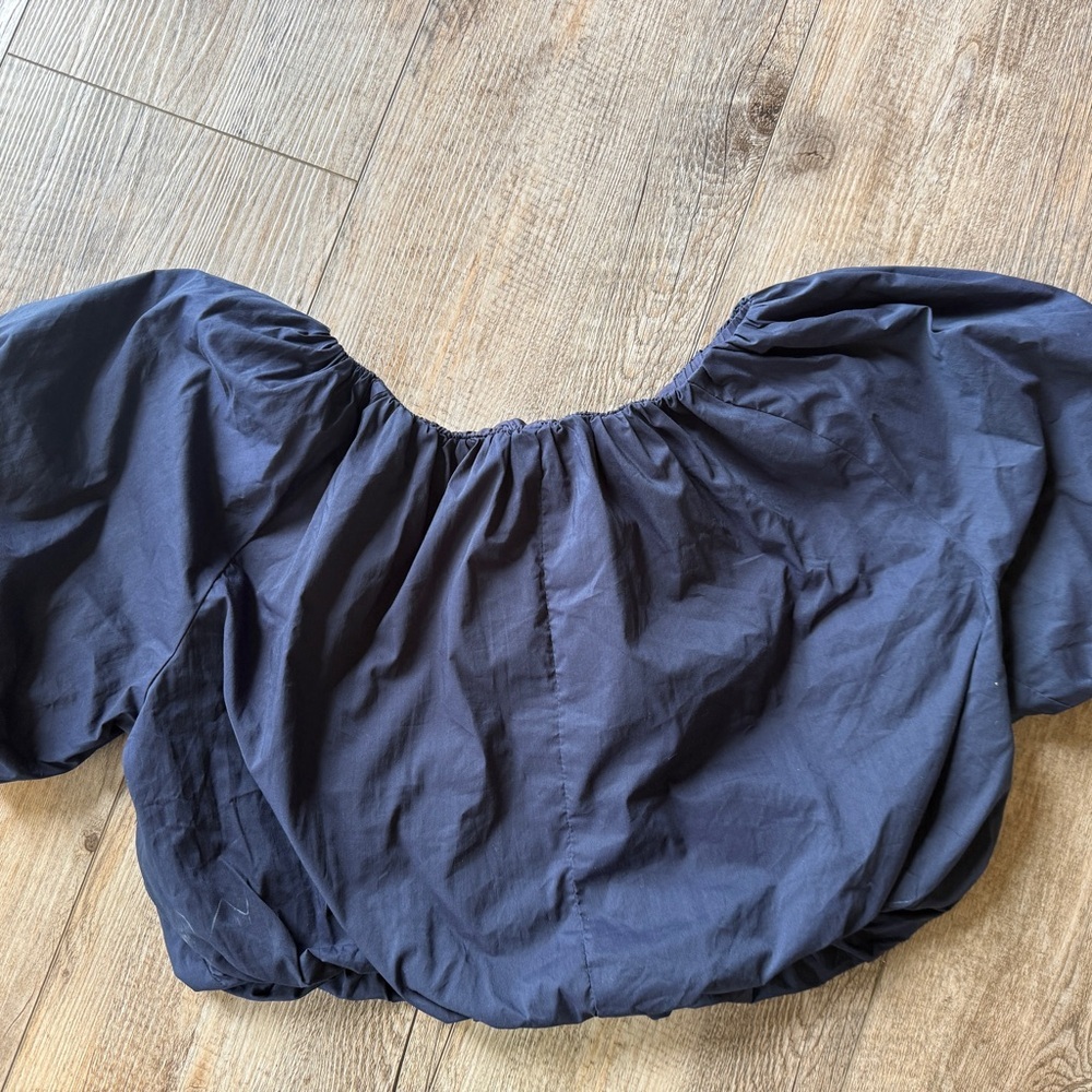 Cropped Puff Sleeve Top in Black - Picture 4 of 4